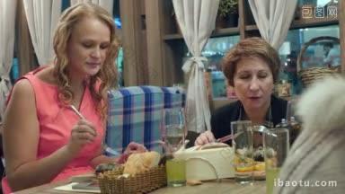 两个女人在餐厅<strong>吃饭</strong>，听邻桌的人说话